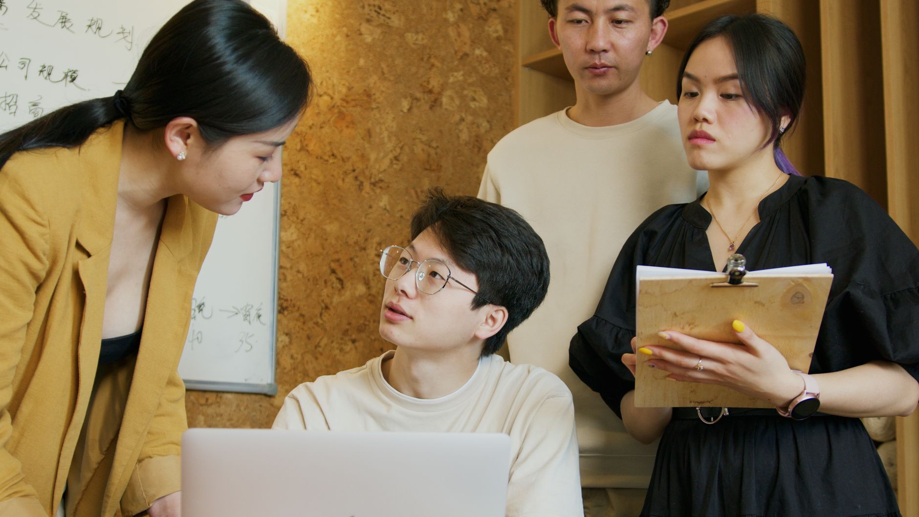 年輕專業團隊在辦公室合作